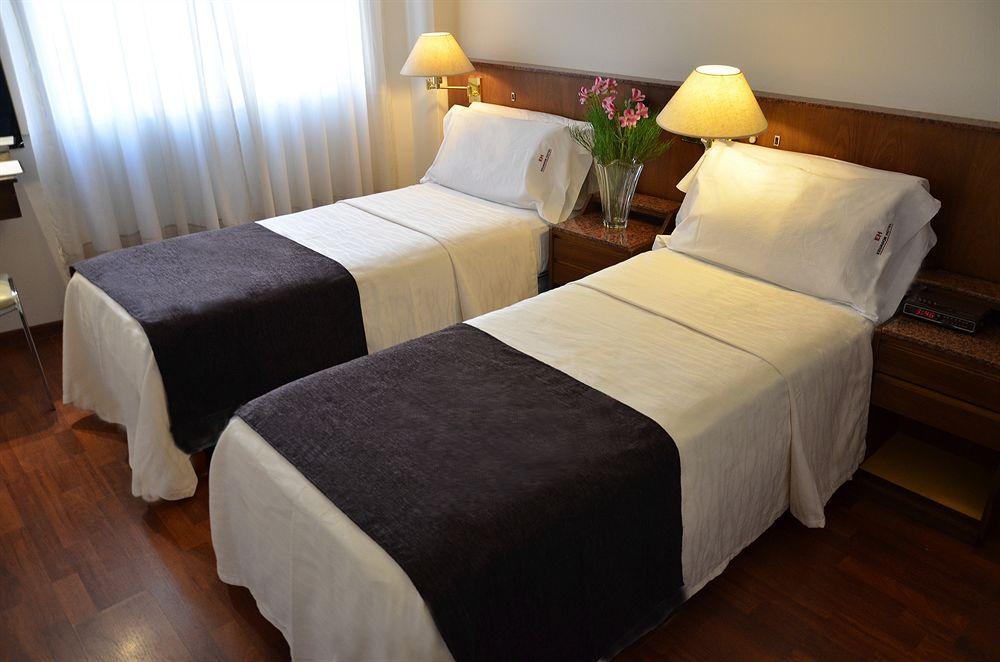 Ecuador Hotel บัวโนสไอเรส ภายนอก รูปภาพ