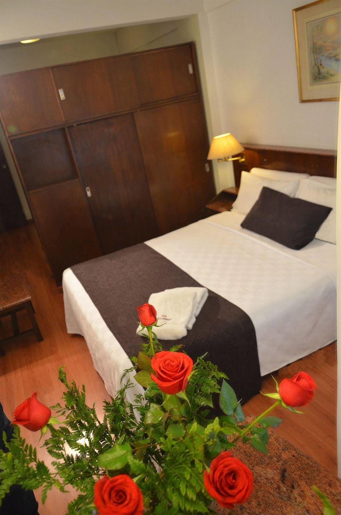 Ecuador Hotel บัวโนสไอเรส ภายนอก รูปภาพ