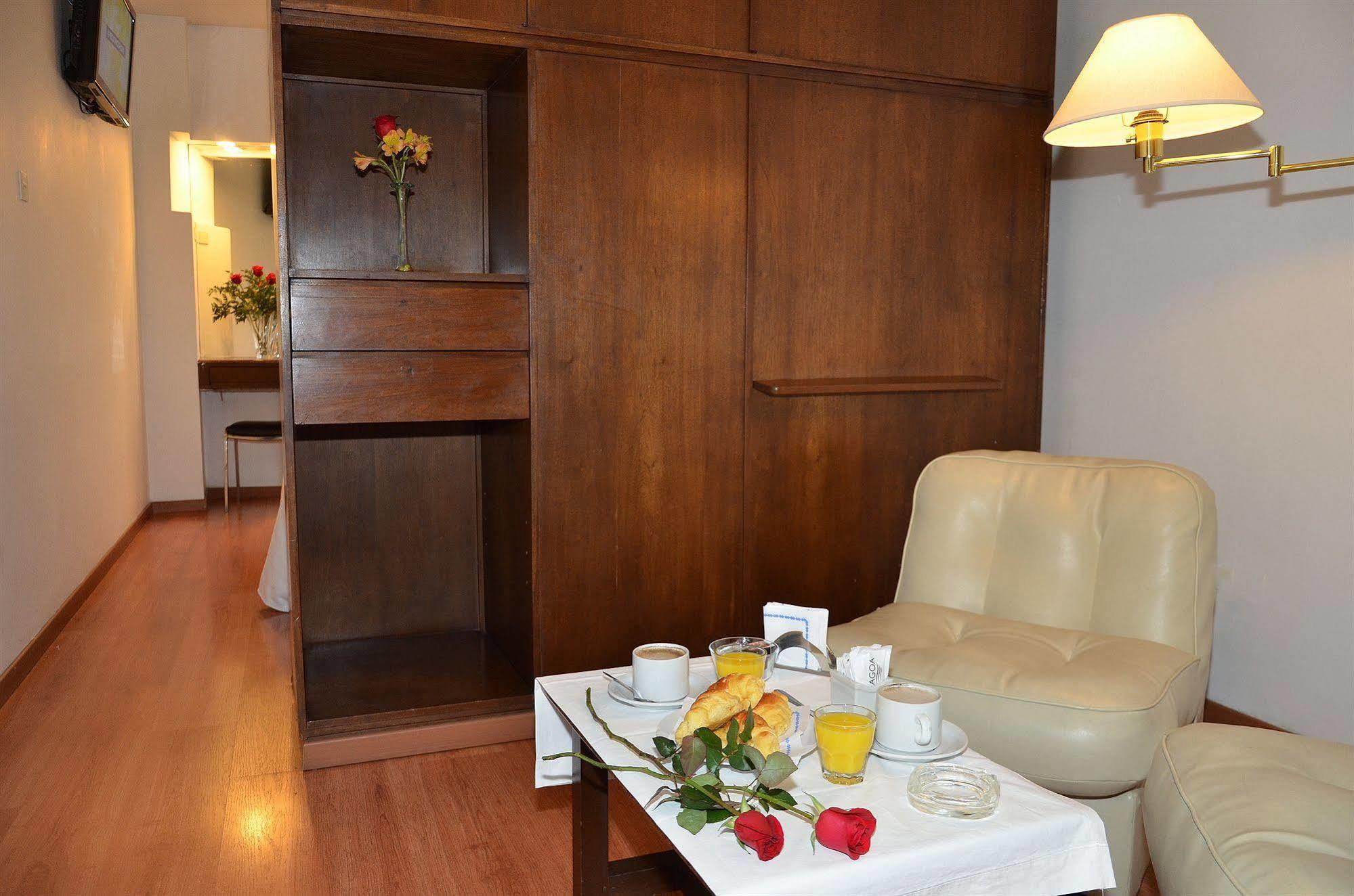 Ecuador Hotel บัวโนสไอเรส ภายนอก รูปภาพ