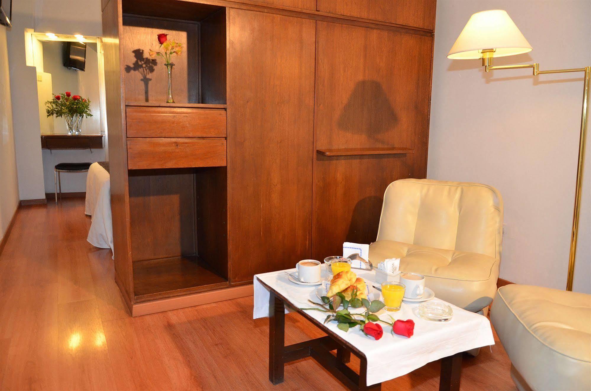 Ecuador Hotel บัวโนสไอเรส ภายนอก รูปภาพ